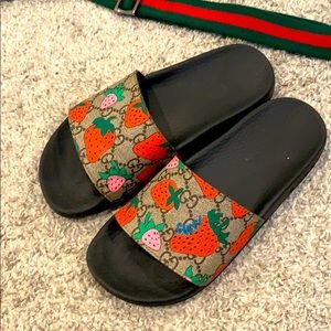 Gucci strawberry 🍓Slides size 36 ( women’s 6) 🍓